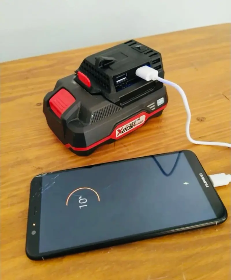Qc3.0 Dual-Usb Charger With Magnetic Phone Stand 4